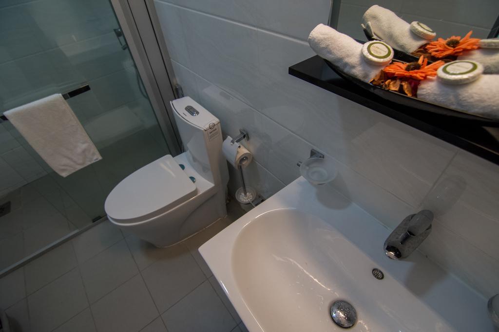 Dehiwala-Mount Lavinia Cozy Sea View Luxury Apartment, Fully Furnished, 2 Bedrooms, 2 Bathrooms מראה חיצוני תמונה